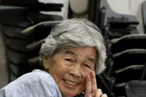 日本最強「自拍阿嬤」西本喜美子97歲病逝 72歲玩攝影靠自虐照爆紅