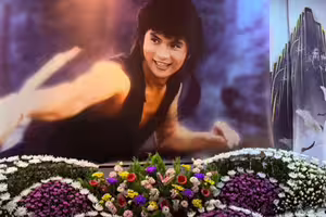 快訊》李小飛告別式！「韋小寶」為遺照 摯友鄭進一淚送最後一程