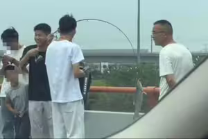 中國連假「塞車21小時」　駕駛等到無聊下車釣魚、捉雞！驚人場面曝
