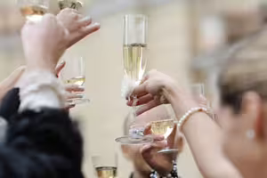 新娘穿超辣禮服 敬酒「整片露出來」網傻眼:婆婆能接受? 新娘穿超辣禮服 敬酒「整片露出來」網傻眼:婆婆能接受?