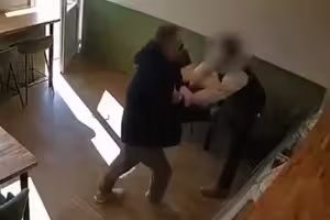 驚爆持刀隨機攻擊案！歹徒慘變沙包被痛扁