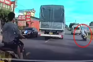 男女鬼切超車失敗 自撞倒地遭後車輾過 男女鬼切超車失敗 自撞倒地遭後車輾過