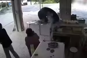 路邊商店飛來橫禍!巨大輪胎如砲彈衝擊 路邊商店飛來橫禍!巨大輪胎如砲彈衝擊