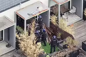 通緝犯累了睡屋頂　警察趁虛而入慘了