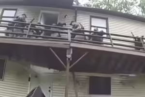 特警突襲行動一半　陽台突坍塌慘了