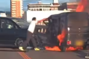 國中教師目睹火燒車　徒手硬掰車門救人