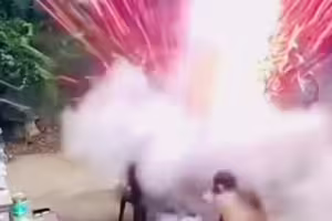 2男烤肉吃一半　爐具突爆炸慘了