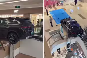 購物中心爆車禍　賓士懸空卡手扶梯