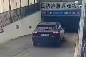 男童蹲路中央遭車碾壓 事發時爺爺就在旁邊 男童蹲路中央遭車碾壓 事發時爺爺就在旁邊