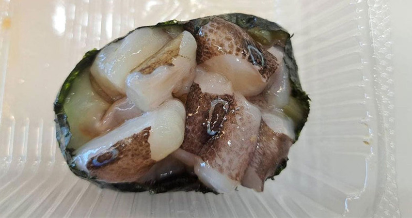 外帶壽司…正要入口卻驚覺「章魚怪怪的」！店家一看「秒退款道歉」