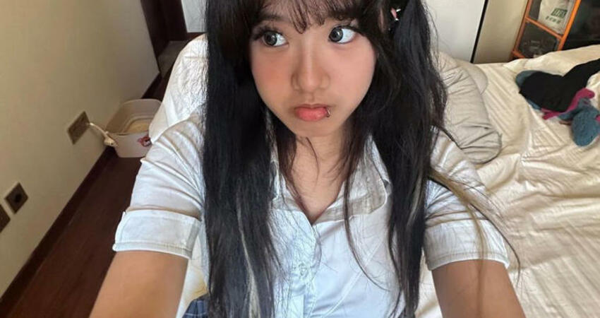 賈靜雯19歲愛女「上圍撐開扣子」！ 梧桐妹短裙配黑絲好養眼