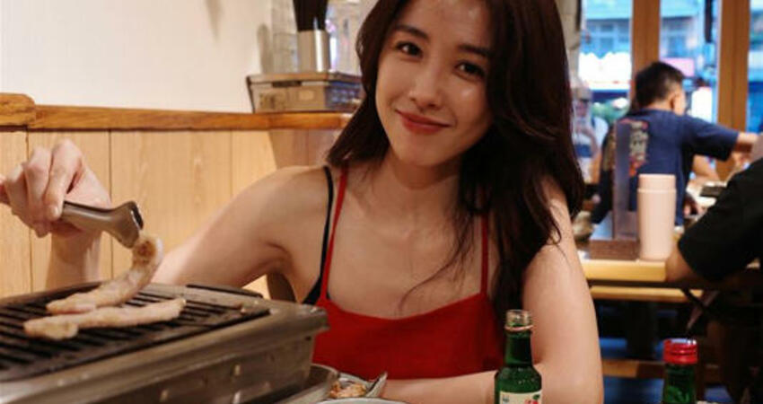邵雨薇合體「小7歲超正妹妹」！35歲超強神顏網一看暴動了