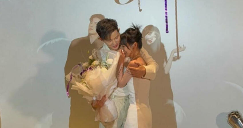 說到做到！敖犬二度求婚女友超浪漫 發發淚崩甜喊：我願意