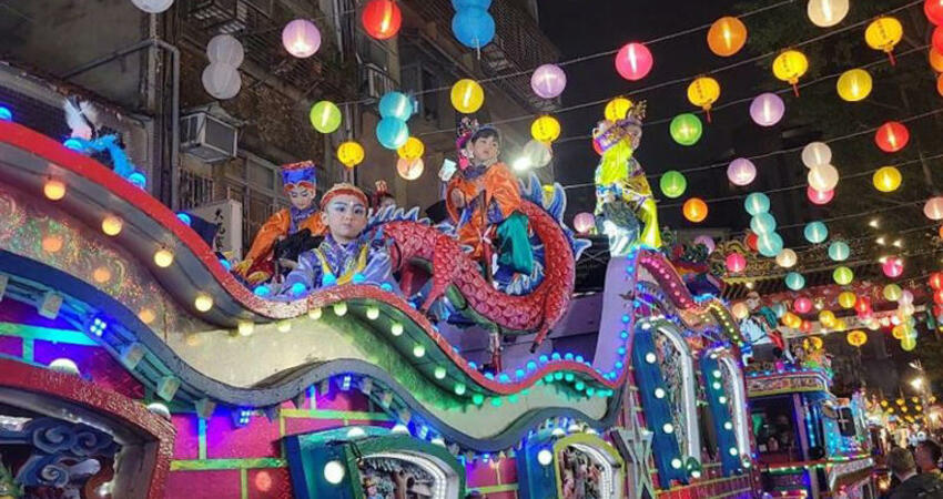 台版迪士尼花車現身萬華 民眾驚呼太值得 仙童撒滿天禮物