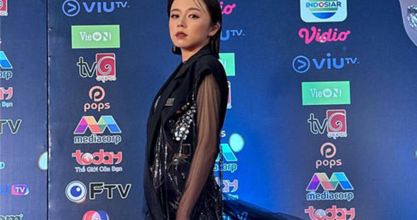 王瞳「厚唇造型」搖滾變身！霸氣樂團征戰印尼
