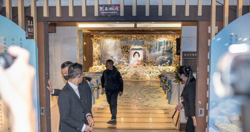 瓊瑤鮮花白棺木曝光 家屬哽咽送她最後一程「羽化成仙」