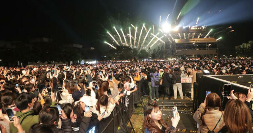 2025台南跨年晚會18組藝人輪番開唱！黃偉哲與現場25萬人相約明年見