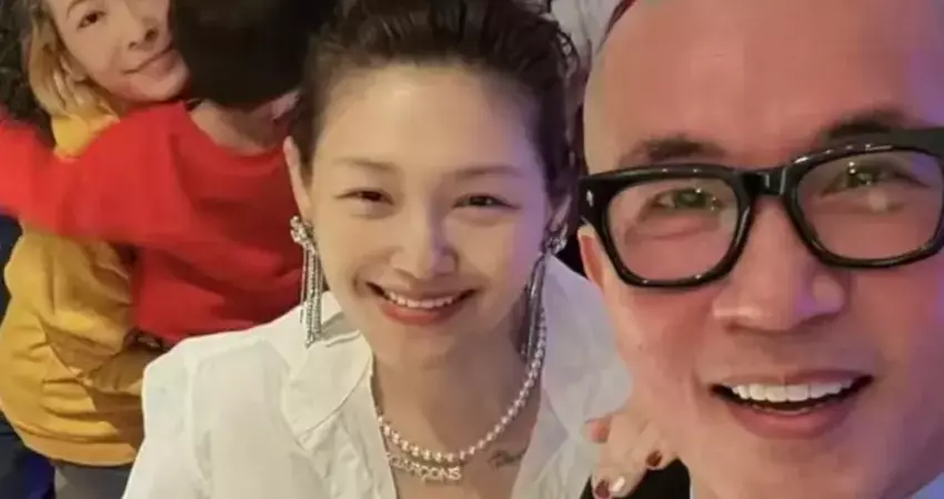 奔50歲大S皮膚白到發光 小S跨年曬全家福照