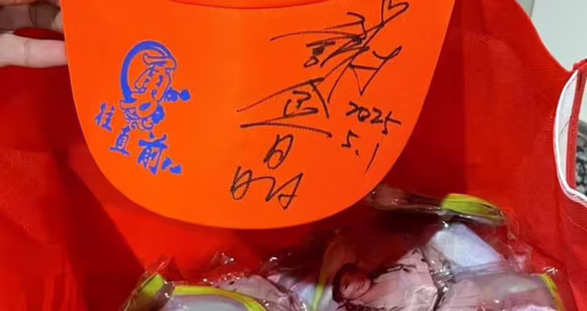 獨家／白沙屯媽祖進香路邊發結緣品！驚是豬哥亮愛女 特製1000份小扇子