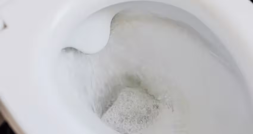 上完廁所一按沖水「馬桶爆炸」　男全身35%燒燙傷
