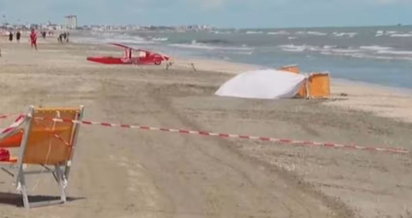 女教師「沙灘做日光浴」　竟遭推土機輾斃