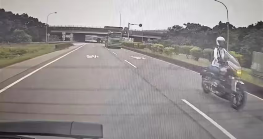 重機女紅燈急煞！大學長「以為她要衝」沒減速…網看結局驚呆：祖墳冒煙