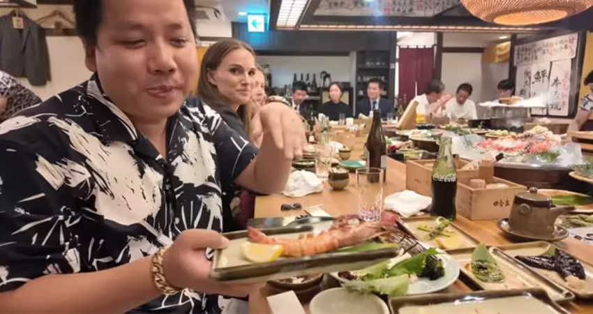 拍片吃美食　YTR同桌「好萊塢巨星」沒發現！網全急了：快回頭啊