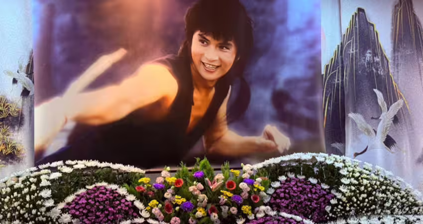 快訊》李小飛告別式！「韋小寶」為遺照 摯友鄭進一淚送最後一程