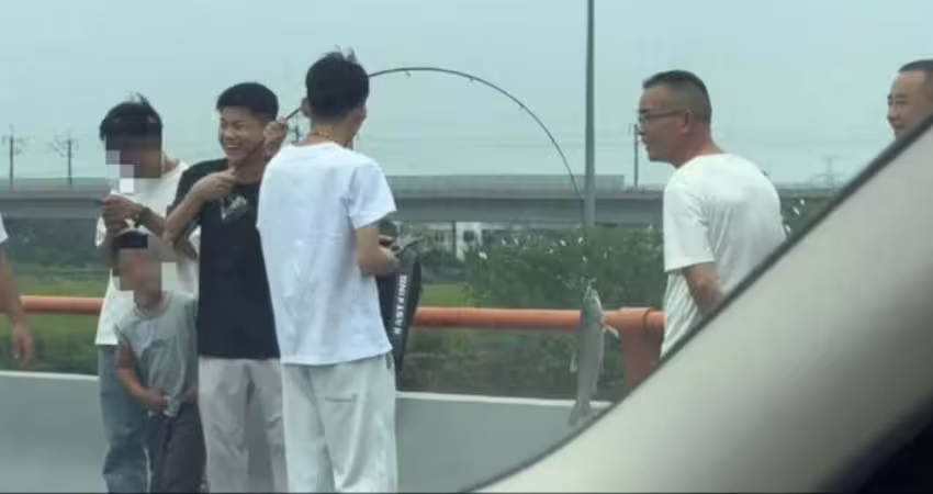 中國連假「塞車21小時」　駕駛等到無聊下車釣魚、捉雞！驚人場面曝
