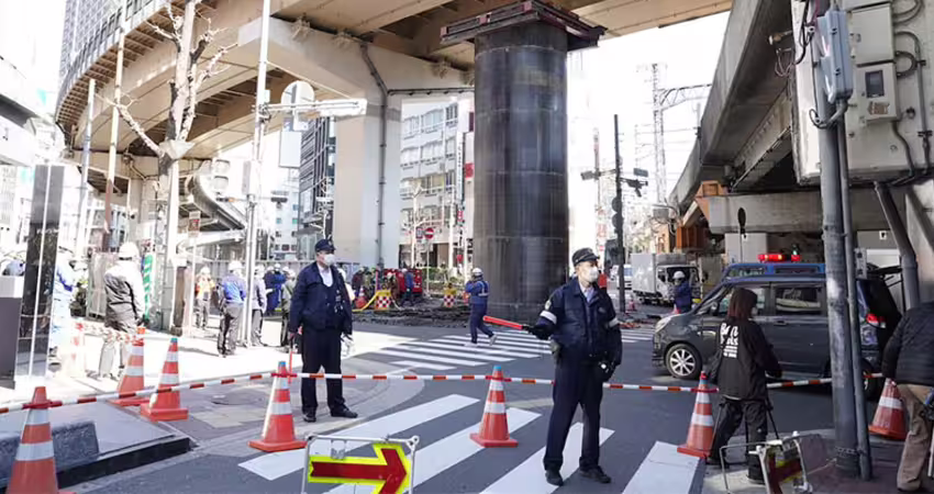 日本市區「10公尺黑色巨物」突衝出地面　警方急封鎖！震撼畫面曝