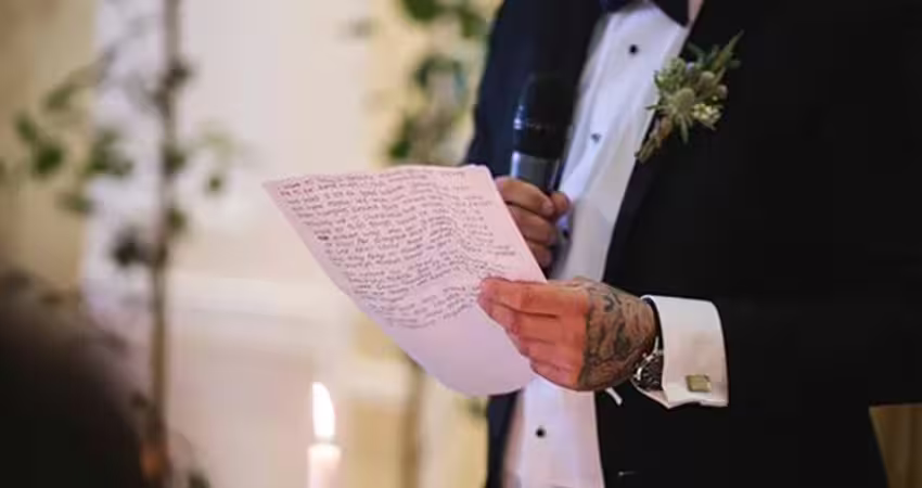 伴郎致詞一半「下跪求婚」女主角答應了！全場賓客嗨爆　新郎氣到走人