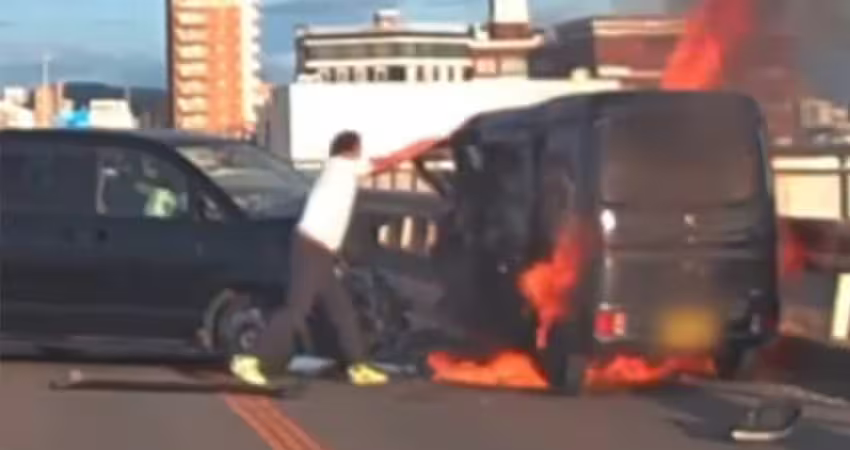 國中教師目睹火燒車　徒手硬掰車門救人