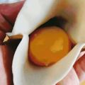 將雞蛋倒入兩張餃子皮中，5分鐘後不愛吃雞蛋的孩子樂了