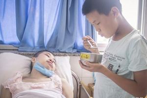 後媽患白血病，12歲繼子撿垃圾賣錢：我捨不得她死，也不讓她死