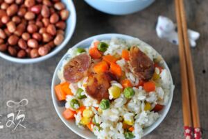 一台電飯鍋可以做的飯菜一鍋端---豌豆胡蘿蔔臘腸飯