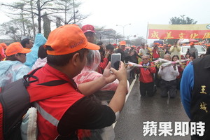 直擊！魏應充兄弟跪求鑽轎　白沙屯媽閃開