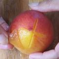 日本網友瘋傳「最完美的水蜜桃剝法」，只需2個簡單步驟就能讓你成為最狂的剝水蜜桃達人！