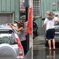 尼莎颱風強襲，斗笠阿伯把車上抹滿泡沫就「瀟灑離去」！網友：「超省水省錢又省力！」