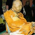 喇嘛死前交代弟子「50年後再把他挖出來」，弟子照做之後…卻在棺木內看到令他們詫異的景象！  