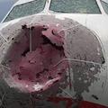 這名機長遇到大冰雹把飛機擋風玻璃砸裂，當下果斷決定「盲降」神救援127名乘客！ 