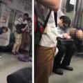 日本大媽電車「脫褲小便」，乘客怕被「噴到」狂躲，網友：「慘了日本被中國同化了！」(影片)