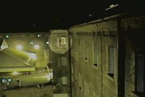 監視攝影機拍到一個「黑色不明物體」飛進了牢房的窗戶裡，知道它是什麼東西後獄方就立刻採取行動了！