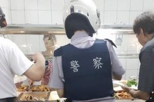 正義魔人PO照質疑「警察怎麼可以穿制服買便當」，新北警神回「先擔心你的雞腿吧」嗆爆！  