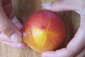 日本網友瘋傳「最完美的水蜜桃剝法」，只需2個簡單步驟就能讓你成為最狂的剝水蜜桃達人！