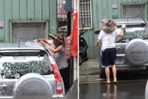 尼莎颱風強襲，斗笠阿伯把車上抹滿泡沫就「瀟灑離去」！網友：「超省水省錢又省力！」