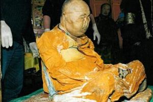喇嘛死前交代弟子「50年後再把他挖出來」，弟子照做之後…卻在棺木內看到令他們詫異的景象！  