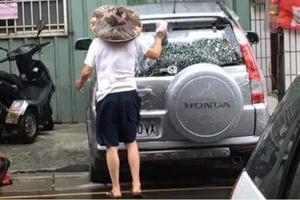 阿伯在颱風天洗車「只塗泡泡」就閃人，搞懂他這麼做的原因後網友都狂讚阿伯超有智慧啊！