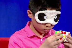 12歲神童在澳洲實境秀蒙眼破解魔術方塊，「手腳並用」神技讓老外都發出驚呼聲！