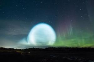 【視頻】「神秘大光球」突然出現在俄羅斯小鎮天空，當地人嚇壞：外星人要攻打地球了？！