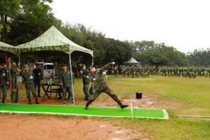 標槍國手鄭兆村當兵投手榴彈「一樣破紀錄」，輕鬆「扔出80公尺」…其他新兵傻眼